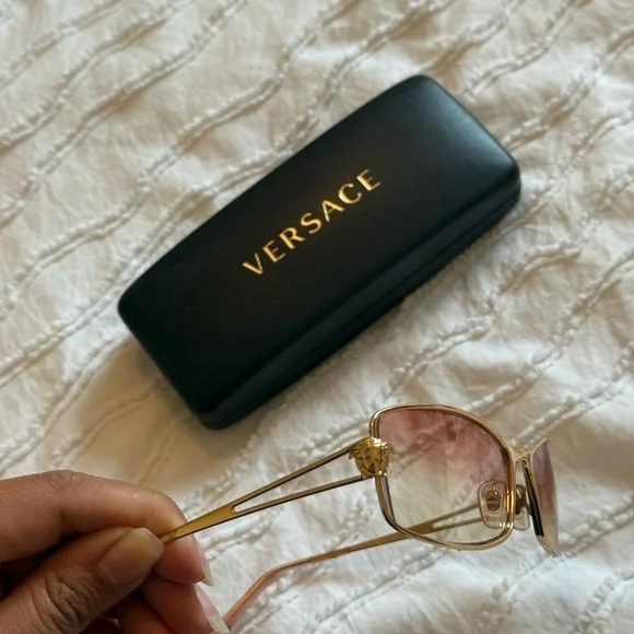 Versace | Y2K Medusa Sunglasses with Gold Frame and Pink Lenses - Picture 7 of 7